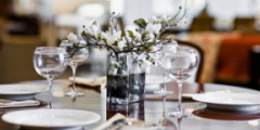 mesa elegante con centro de mesa